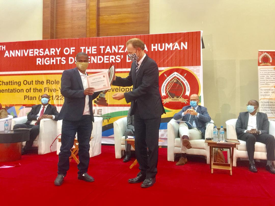 TNRF Executive Director receives an award for TNRF